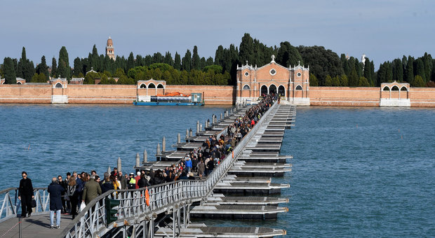 Ponte di barche per l'isola di San Michele, mancava dal 1950: è un successone