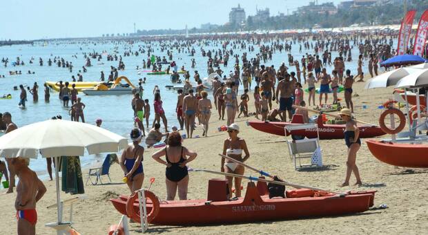 Ascoli, i sanitari avvertono: «Mascherina anche in spiaggia o i contagi covid ripartono»