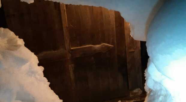 Allevatore scava un tunnel nella neve per raggiungere la stalla