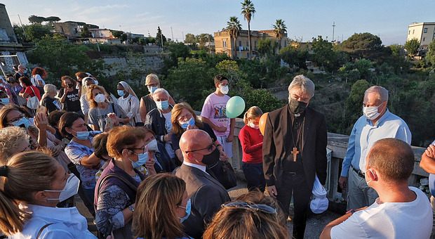 Ponte dei suicidi a San Rocco, la visita simbolica del vescovo Battaglia: «Insieme fermiamo la strage»