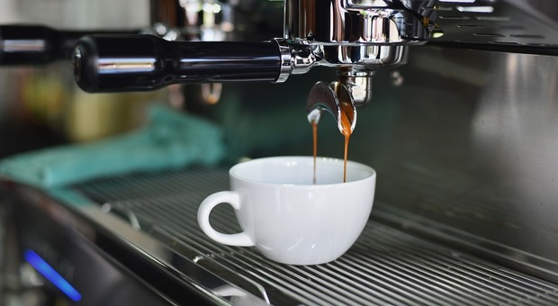 Caffè al bar - Foto di StockSnap da Pixabay