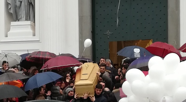 Morto a 23 anni in un incidente: folla ai funerali a Torre del Greco