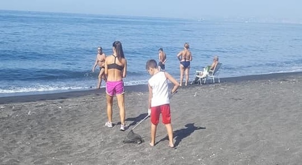 Le famiglie ripuliscono la spiaggia di Torre del Greco: i bambini diventano baby spazzini
