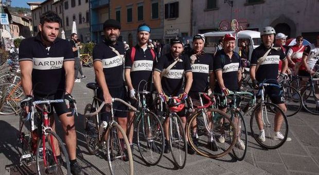 Il team Lardini campione di eleganza anche in sella alle bici d'epoca