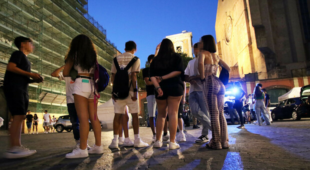 Napoli, nelle strade della movida alcolica: «Noi, ragazzine in cerca di sballo»