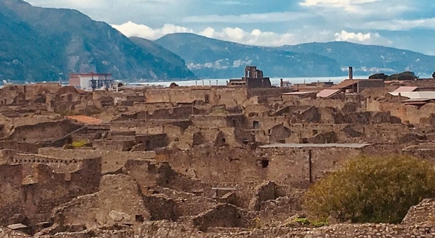 Gli Scavi di Pompei sul mare di Sorrento: ecco lo scatto che infiamma il web