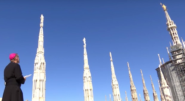 Coronavirus, l'arcivescovo di Milano Mario Delpini prega la Madonnina dal terrazzo dul Duomo