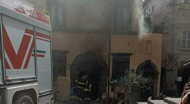 Vignanello, incendio in un ristorante del centro storico: vigili del fuoco impegnati a lungo