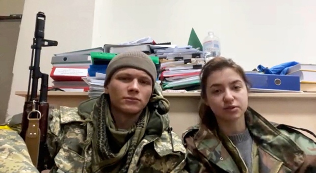 Luna di miele al fronte a combattere per l’Ucraina: la storia di Yaryna e Sviatoslav