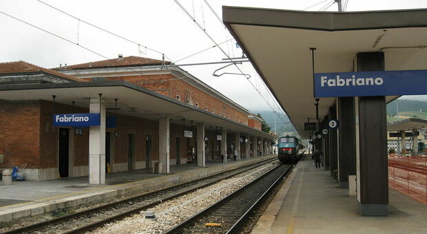 Alto impatto, al setaccio con i cani antidroga le stazioni dei treni di Fabriano e San Severino