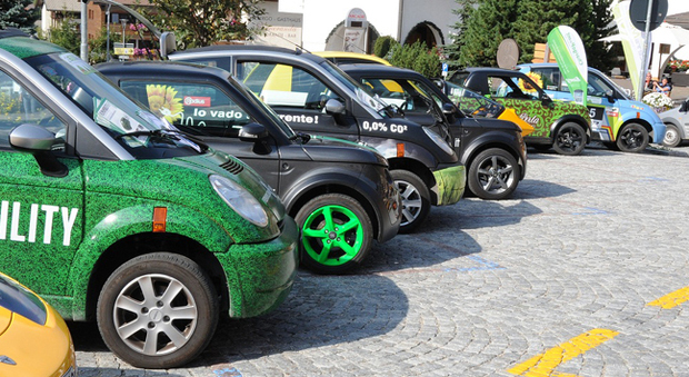 Una parata di auto elettriche alla ECOdolomites, giro delle Dolomiti per veicoli elettrici dello scorso anno