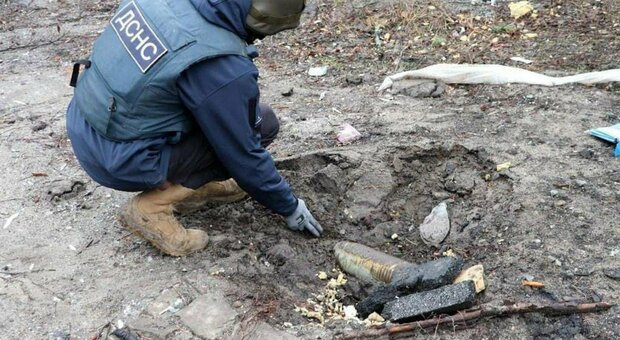 Bucha, orrore nella città abbandonata dai russi: civili morti con le mani legate, 300 corpi nelle fosse comuni