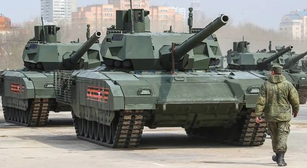 Ucraina, Mosca schiera il carro armato T-14: «Può distruggere una città in pochi minuti»