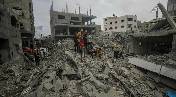 Israele lancia attacchi aerei sul centro di Gaza. «Sta preparando operazione su larga a Rafah»