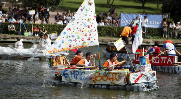 Roma, torna al laghetto dell'Eur la Re Boat Race: la regata con barche riciclate