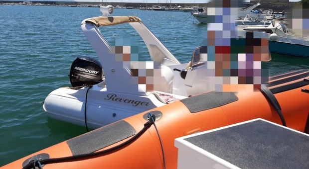 Motore in avaria nel golfo di Napoli, famiglia con bimbi rischia collisione con nave cisterna: tutti in salvo