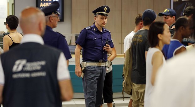 Napoli, ruba le valigie dei turisti nello stazionamento bus di piazza Garibaldi: arrestato marocchino