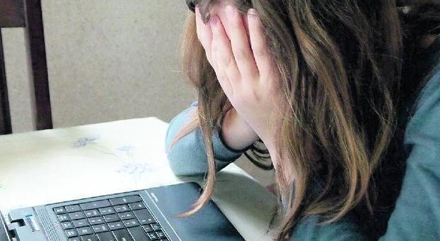 La vede su Instagram e "la vuole": 19enne ricatta una 15enne