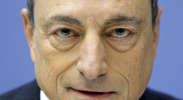 Draghi parla di nuovi stimoli e l'euro scende sotto 1,12 dollari. Trump lo accusa: concorrenza sleale
