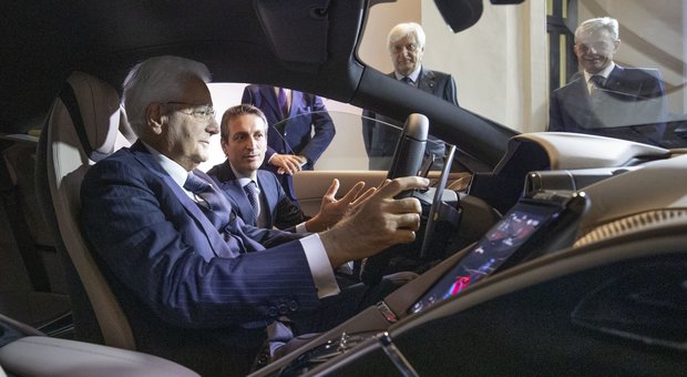 Il presidente della Repubblica Mattarella al volante della nuovissima Ferrari Roma FOTO