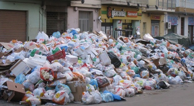 Palermo invasa dai rifiuti: cumuli di spazzatura alti anche oltre il metro - LE foto choc