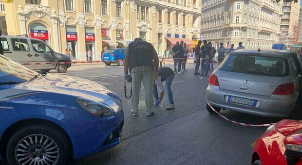 Trieste, sparatoria in centro tra operai stranieri: 8 feriti. Barista: «Ci siamo barricati dentro»