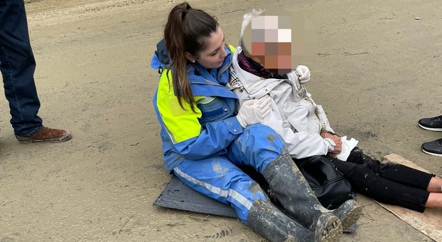 Alluvione Emilia Romagna, volontari Protezione civile salvano anziana caduta nel fango