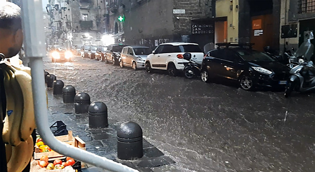 Meteo Napoli domani, allerta gialla su tutta la Campania: previste pioggie e intensi temporali