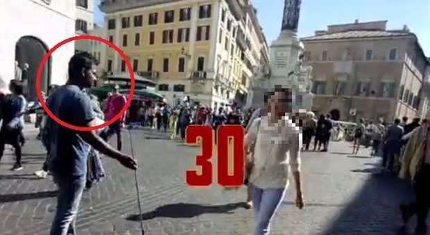 Roma, piazza di Spagna assediata dagli abusivi: in cinque minuti se ne incontrano 30