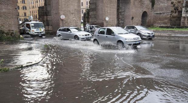 Maltempo, allerta meteo a Roma: «Precipitazioni per le successive 18 o 24 ore, ecco il numero verde»