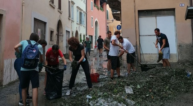Anche gli studenti di Verona al lavoro con i badili per ripulire la città