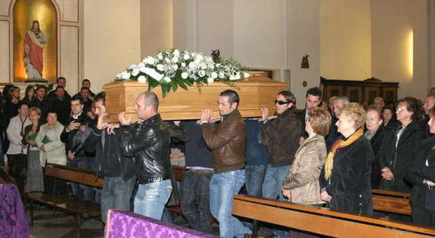 Un funerale nella chiesa di Galta (archivio)