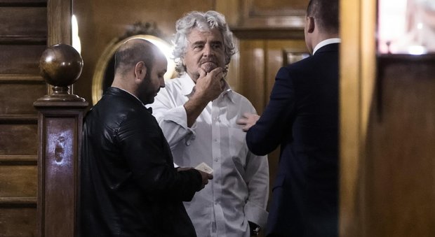 Beppe Grillo con i deputati M5S