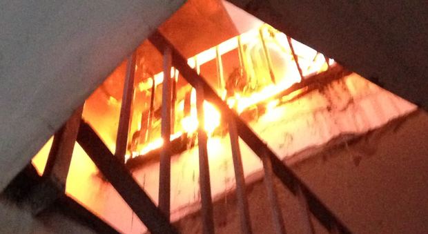 Paura in centro a Napoli: incendio sul pianerottolo, evacuato palazzo
