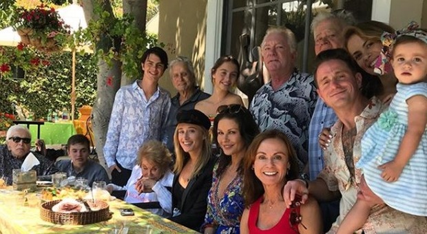 Catherine Zeta Jones e Michael Douglas, reunion familiare per il pranzo: quattro generazioni a confronto