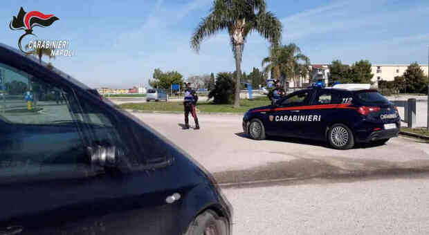 Afragola, si denuda davanti alle donne e strappa la mascherina ai carabinieri: arrestato