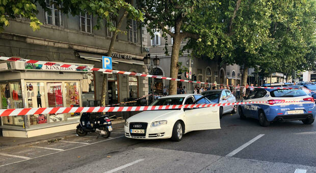 Trieste, sparatoria in pieno centro davanti a un bar: otto feriti, di cui uno grave