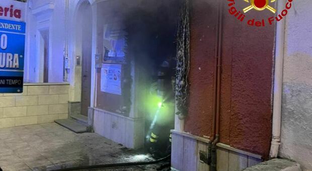 Notte di fuoco nel Salento: fiamme in una lavanderia e due auto bruciate