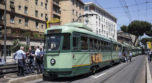Borseggiatore sorpreso a rubare si getta dal tram in corsa per sfuggire al linciaggio: è grave