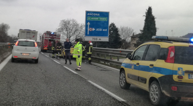 Auto in fiamme, caos sulla superstrada 76 Code e traffico in tilt verso Ancona