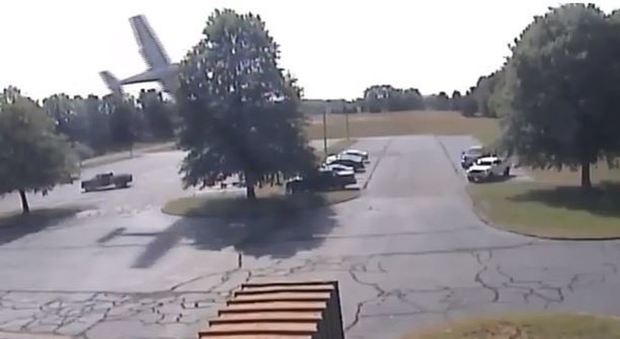 Usa, aereo precipita su un albero: l'incredibile “parcheggio” del pilota Video
