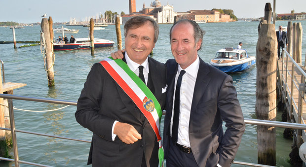 Luigi Brugnaro (a sinistra) e Luca Zaia (a destra)