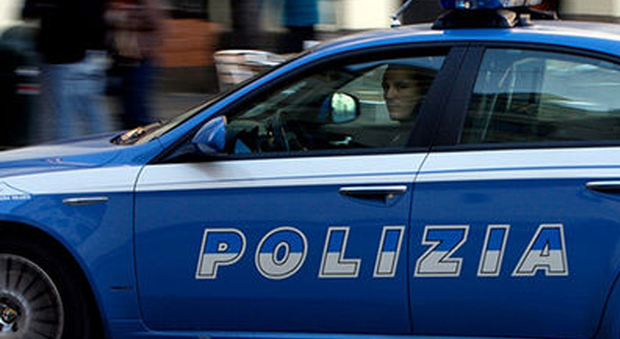 Pescara, sfonda la vetrata del bar con un'auto ariete per rubare 70 euro: arrestato