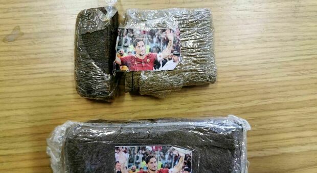 Panetti di droga nascosti con la foto di Totti: in manette cuoco pusher