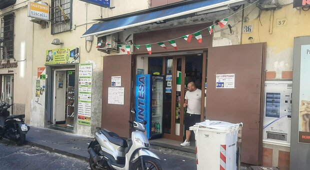 Napoli, tabaccaio fugge con Gratta e vinci da 500.000 euro: anziana derubata, chiesto blocco del biglietto