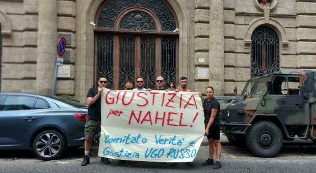 Striscioni per Nahel sotto il Consolato Francese di Napoli