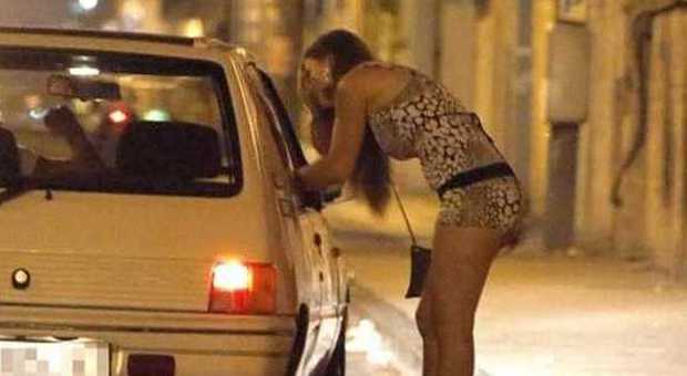 Napoli, tenta di rapinare l'incasso a due prostitute e fugge in taxi. Arrestato