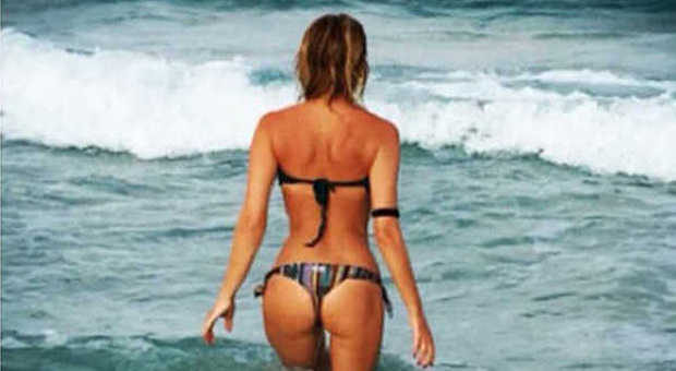 Alessia Marcuzzi, gli scatti in bikini della vacanza a Formentera