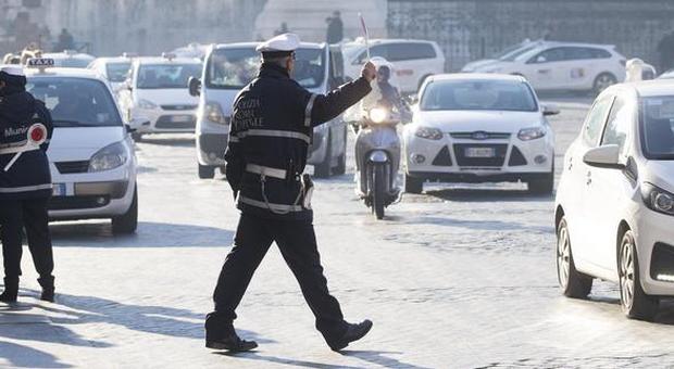 Immatricola l'auto in Romania per non pagare le tasse: maximulta
