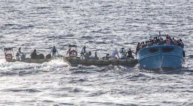 Migranti, nuovi sbarchi in Sicilia e Calabria